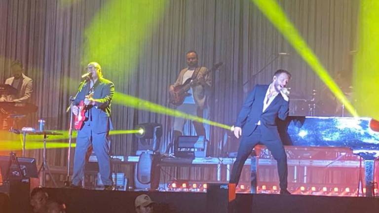 Guayaquil le cantó al amor con 'Sin Bandera'