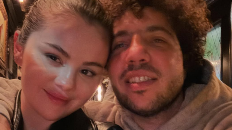 Selena Gómez sorprende a sus fans con la noticia de su compromiso con Benny Blanco, marcando un nuevo capítulo en sus vidas.