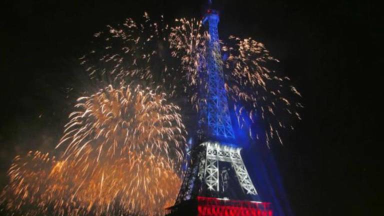 Niño de 7 años y su hermana de 24 mueren durante fuegos artificiales en fiesta de Francia