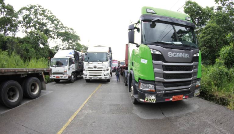 $!Vehículos de tránsito pesado detenidos por bloqueos de vías.