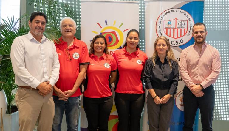 $!La capacitación en lengua de señas, a colaboradores de Mall del Sol, fue realizada por la Asociación Comunitaria de Sordos de Guayaquil.