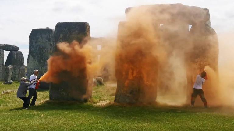 VIDEO | Dos ecologistas rociaron con pintura el célebre monumento prehistórico de Stonehenge