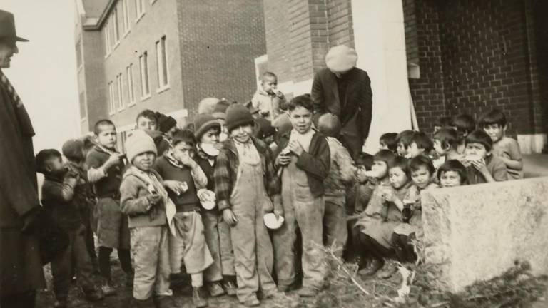 Banderas a media asta en Canadá por niños indígenas que murieron en antiguo internado