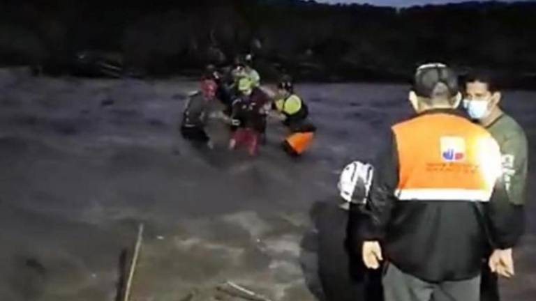 LLuvias desbordan el río Upano en la Amazonía y corta carretera que une a Puyo y Macas