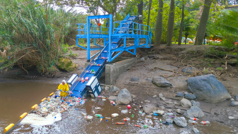 Así se limpia el río San Pedro, un paso para evitar que la basura llegue a Galápagos