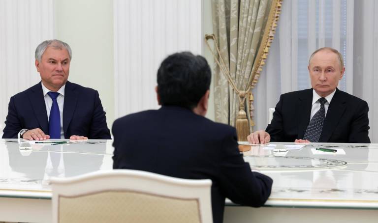 $!El presidente ruso, Vladimir Putin (dcha.), y el presidente de la Duma estatal, Vyacheslav Volodin (izda.), se reúnen con el presidente del Parlamento vietnamita, Tran Thanh Man.