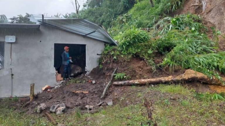 Fuertes lluvias en Carchi: Tres niños fallecieron aplastados tras deslave