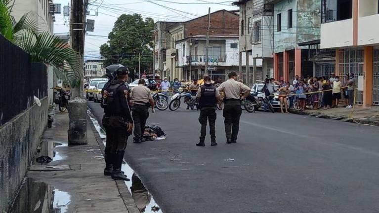 Hallan un cadáver embalado cerca a una iglesia de Guayaquil