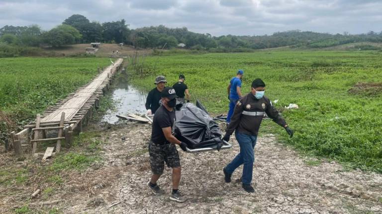 Encuentran cuatro cuerpos flotando en el “canal de la muerte” en Guayaquil