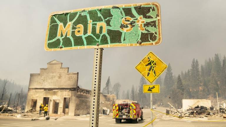 El incendio Dixie hizo cenizas a un pueblo; es el tercero más grande de la historia en California