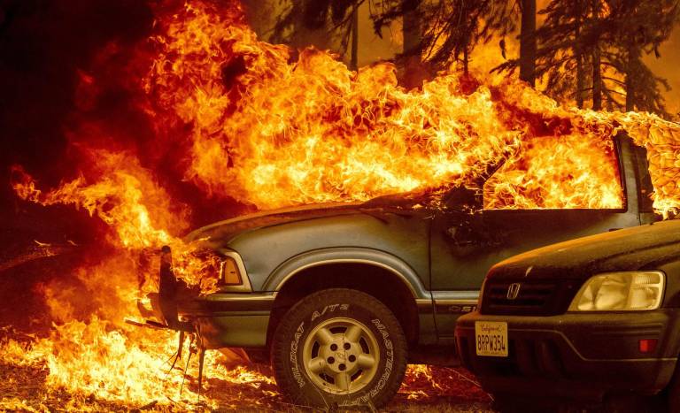 $!Algunos vehículos también fueron alcanzador por el voraz incendio.