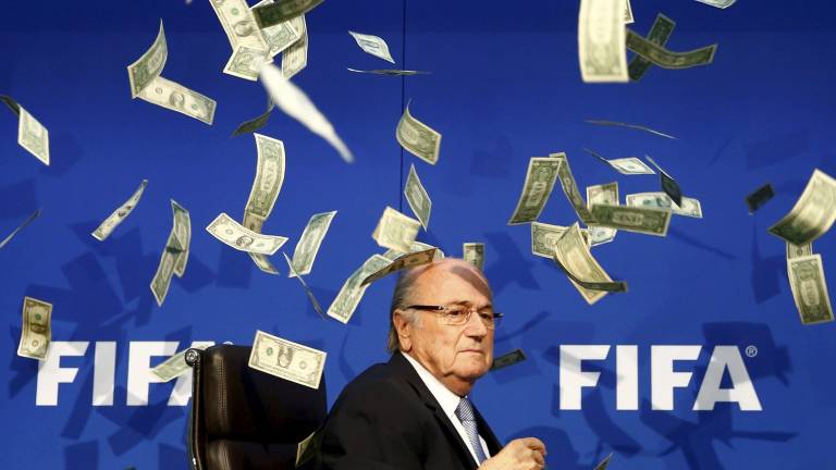 FBI investiga el papel de Blatter en el escándalo de sobornos