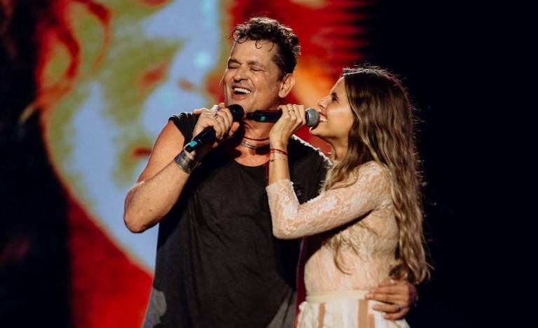 $!El cantante Carlos Vives y la cantante ecuatoriana Luz Pinos cantando durante el último concierto del colombiano realizado en Guayaquil.