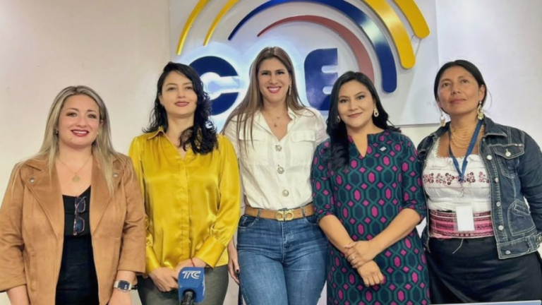 Las candidatas Cristina Reyes (AMIGO), Cristina Carrera (PID), Pacha Terán (Unidad Popular), Blanca Sacancela (CREO) y Verónica Silva (PSE).