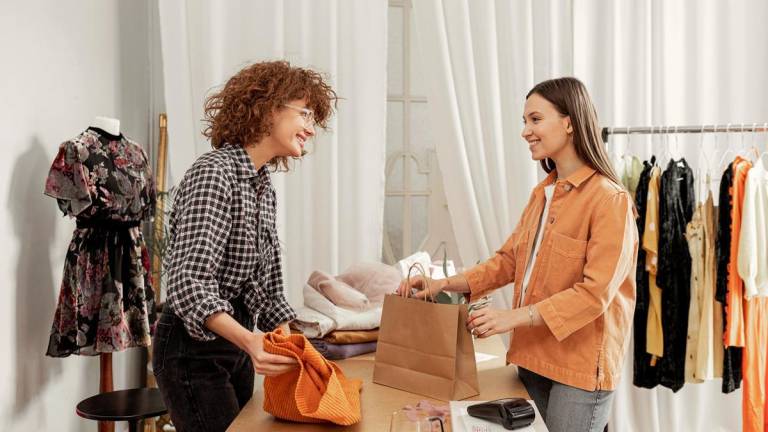 La duración y calidad de la experiencia de compra varía según el tipo de tienda y producto.