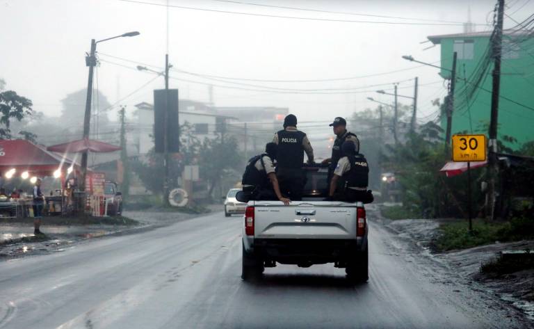 $!Fotografía de intervención policial llevada a cabo horas después de una nueva masacre en el cantón minero Camilo Ponce Enríquez.