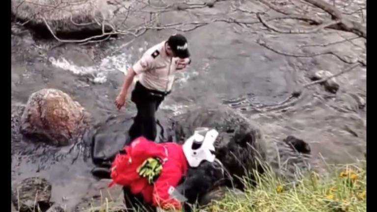 Policía revela detalles sobre el rescate de una mujer que se prendió fuego y se lanzó al río Tomebamba