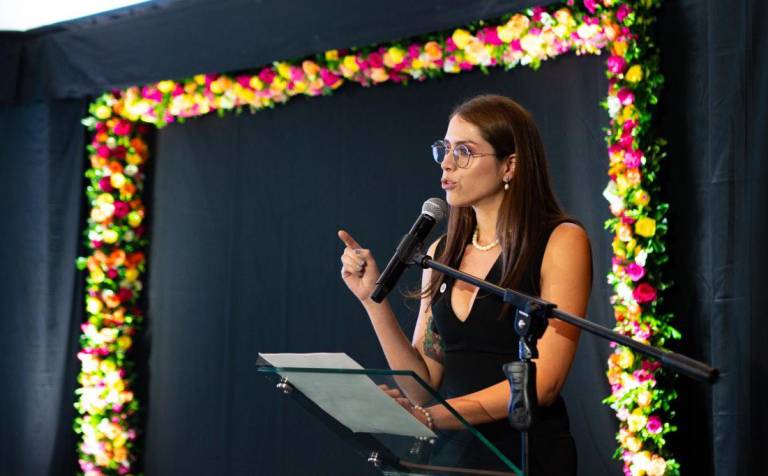 $!Gabriela Pinasco, editora digital de Vistazo, dio el discurso de los becarios durante la ceremonia.