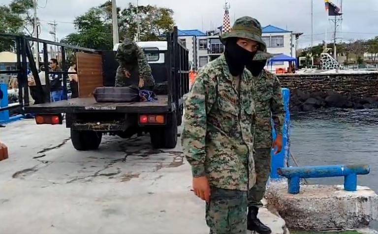 $!Los militares cargaron los bultos en un camión, en los que fueron transportados para ser almacenados bajo custodia hasta su destrucción.