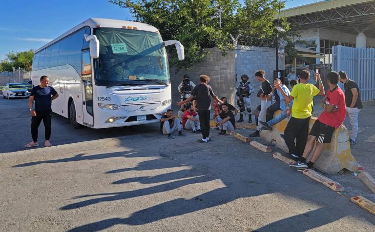 $!CIUDAD JUÁREZ (MÉXICO), 15/05/2024.- Un grupo de migrantes deportados permanecen al exterior del Instituto Nacional de Migración este miércoles en Ciudad Juárez, Chihuahua (México). Para muchos la deportación es volver a empezar con la travesía.