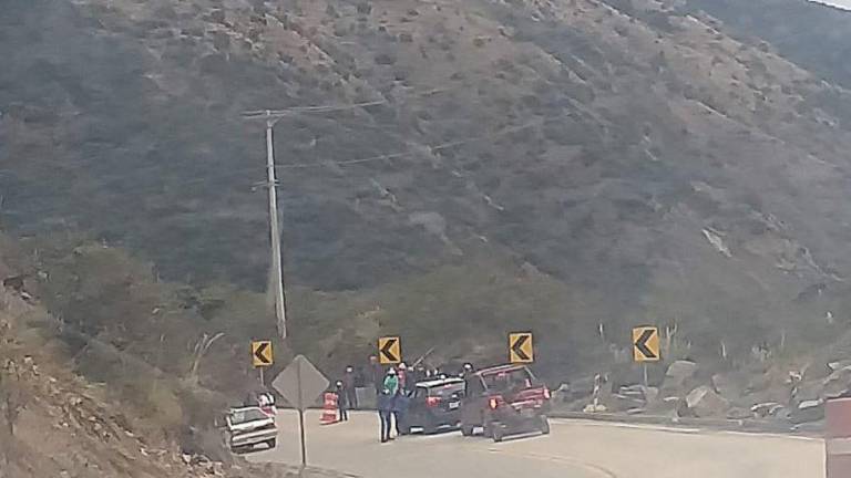 Ciudadanos se toman la vía Cuenca-Molleturo para permitir el paso vehicular a cambio de dinero