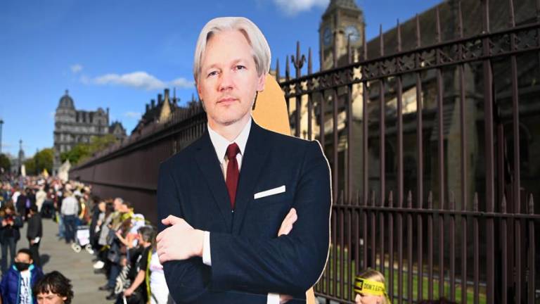 Julian Assange, fundador de WikiLeaks, da positivo de covid-19 en prisión británica