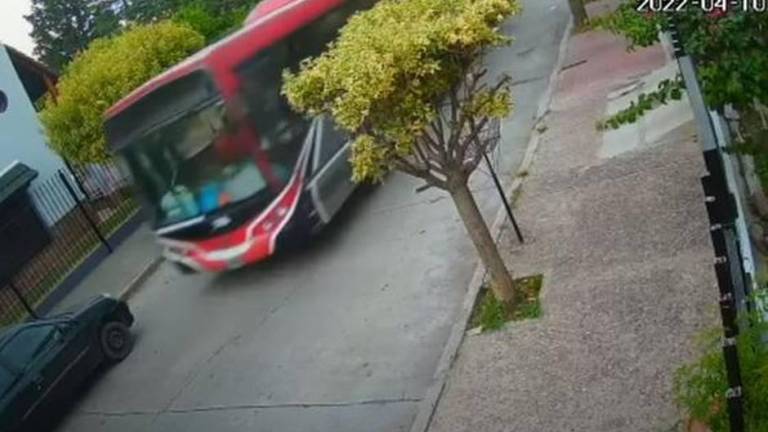 Insólito: niño robó un bus, lo manejó 30 cuadras y se accidentó