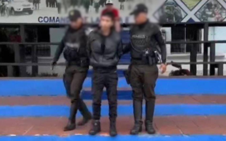 $!Fotografía del sujeto bajo custodia de policías.