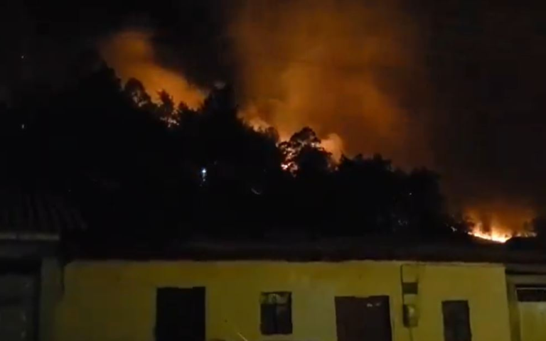 $!El incendio se propaga cerca de zonas residenciales. Por ahora, ha destruido dos viviendas.