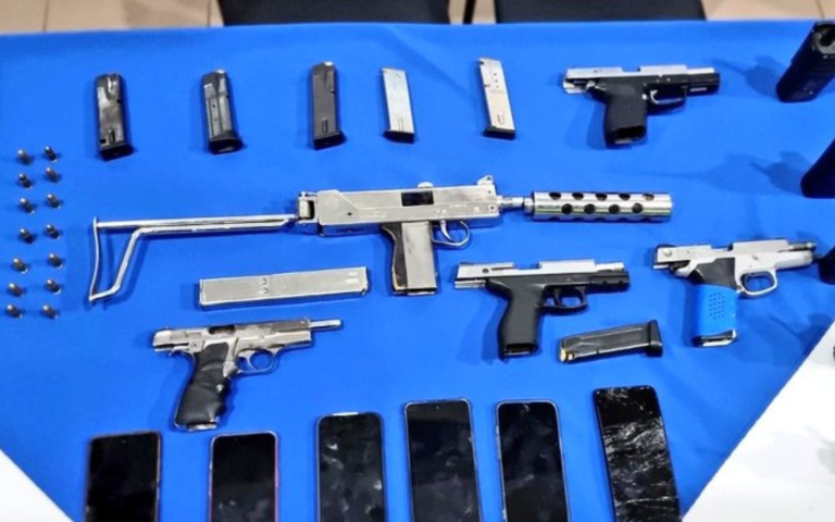 $!Armas incautadas durante el operativo.