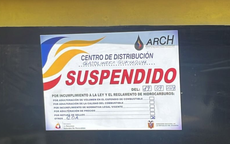 $!Letrero que fue pegado en la estación de servicio. Señala que la norma infringida fue de Código Orgánico Administrativo.