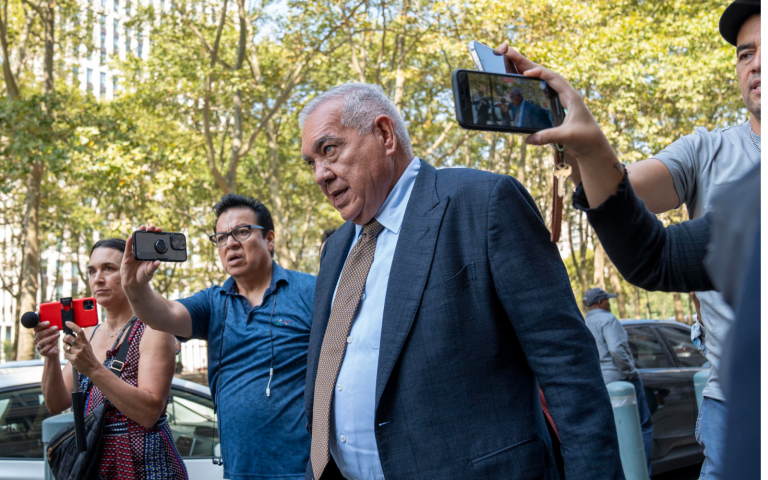 $!El abogado de Zambada, Frank Pérez, saliendo de la audiencia.