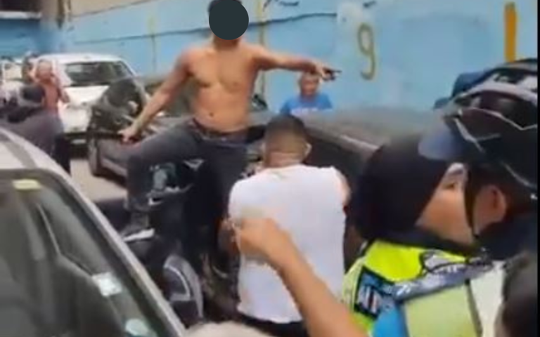 $!Captura del enfrentamiento entre agentes y el conductor detenido.