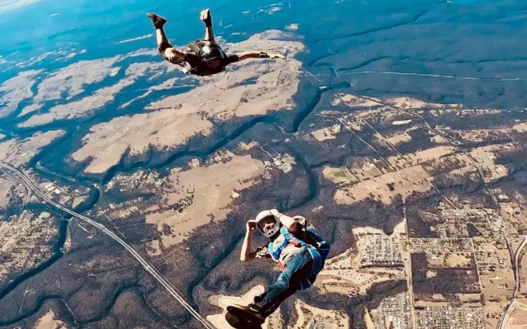 $!Fotografía de Rodger cayendo durante un salto con paracaídas.