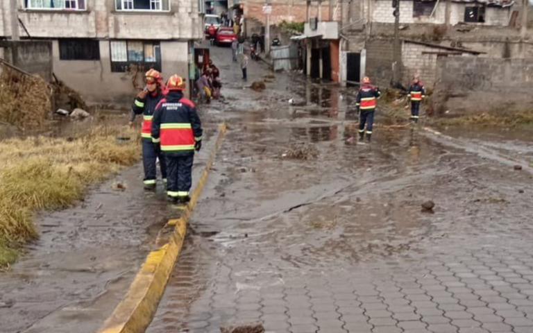 $!Fotografía del personal del Cuerpo de Bomberos de Quito desplegado en la zona.