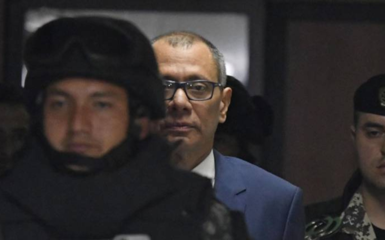 $!El vicepresidente ecuatoriano, Jorge Glas (C), es acompañado de regreso a la sala de un tribunal durante una audiencia de hábeas corpus ante la Corte Nacional de Justicia en Quito, el 15 de octubre de 2017.