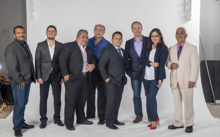 $!Guillermo con el Staff de Revista Estadio antes de recibir el premio Hall Of Fame en el 2017.