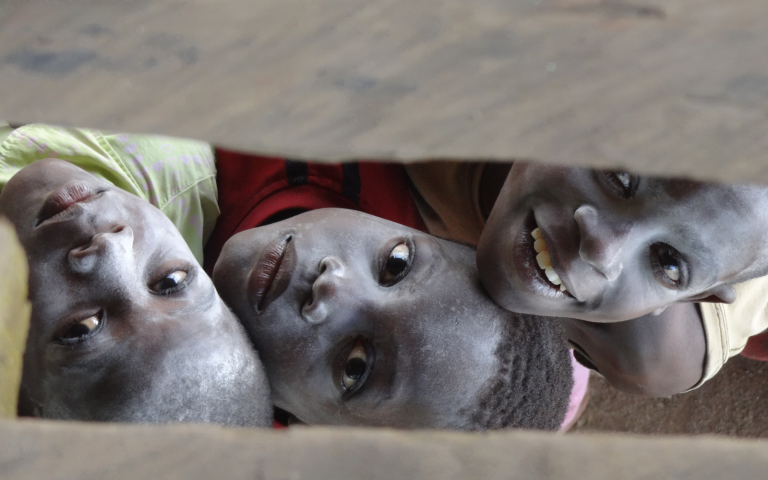 $!“Mientras la extranjera observa el puerto de la ciudad sobre una vieja tarima de madera, estos pequeños curiosos la observan a ella” (Ghana, 2014).