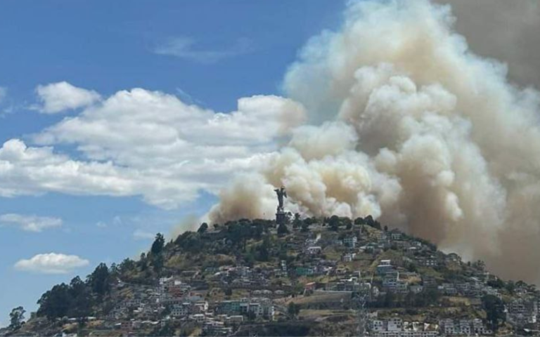 $!Fotografía de un incendio registrado este jueves en la ladera sur de la zona histórica de El Panecillo, en Quito.