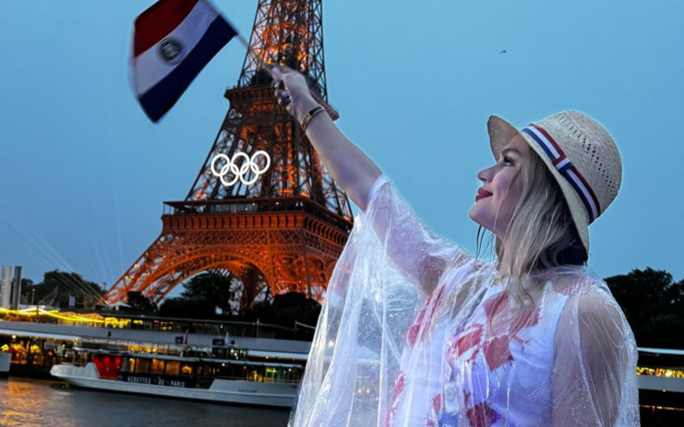 $!Luana posando frente a la Torre Eiffel durante su viaje turístico por Francia.