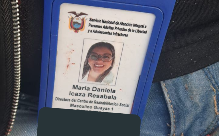 $!La placa de identificación de la funcionaria fue hallada en la escena del crimen.