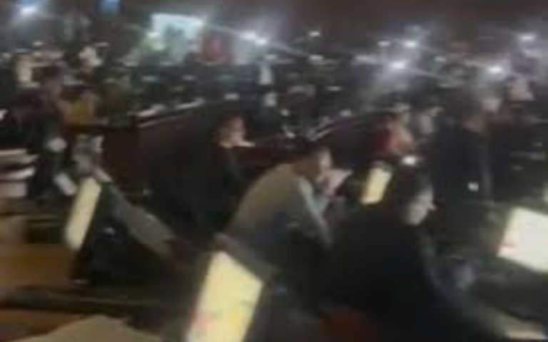 $!Fotografía que muestra el Pleno de la Asamblea a oscuras por un supuesto apagón.