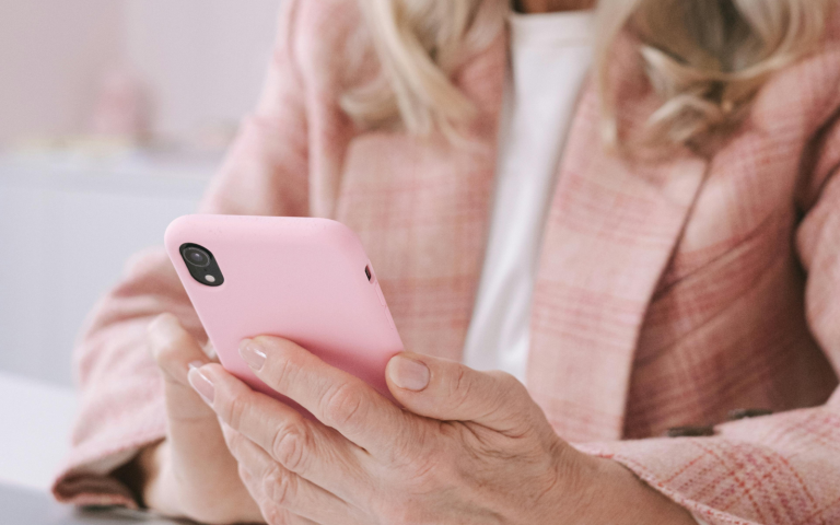 $!Fotografía referencial de una mujer siendo contactada por teléfono.