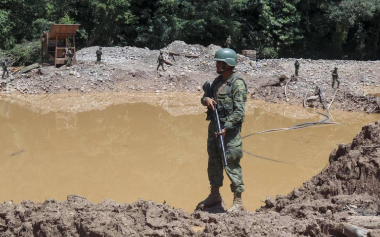 $!Militares desplegados en las orillas del río Punino en el marco de un operativo en contra de la minería ilegal.