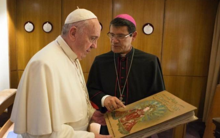 $!El papa Francisco junto al arzobispo Luis Gerardo Cabrera.