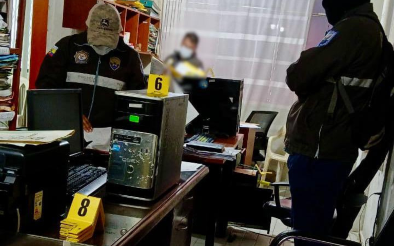 $!Fotografía de elementos policiales levantando indicios en una oficina.