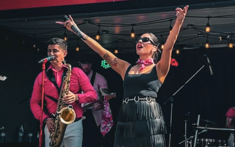 $!En el festival ‘Calgary Stampede’, Valerie cantó ante 200 mil personas.