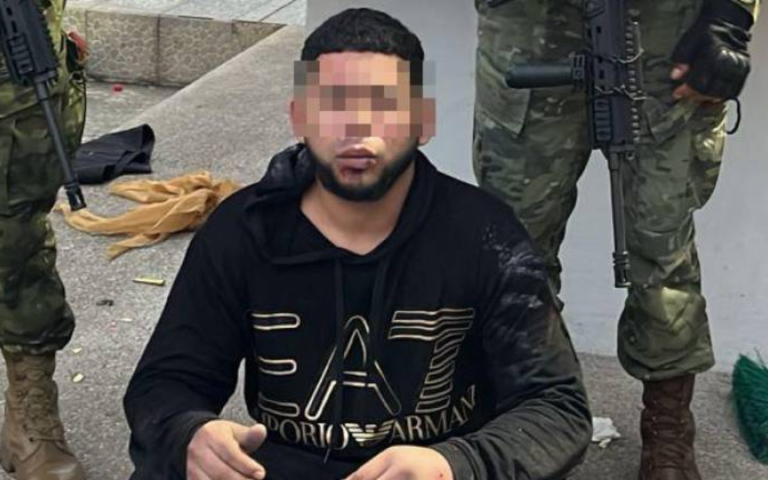 $!Fotografía de alias ‘Boris’ siendo custodiado por elementos de las Fuerzas Armadas tras ser detenido en una fiesta.