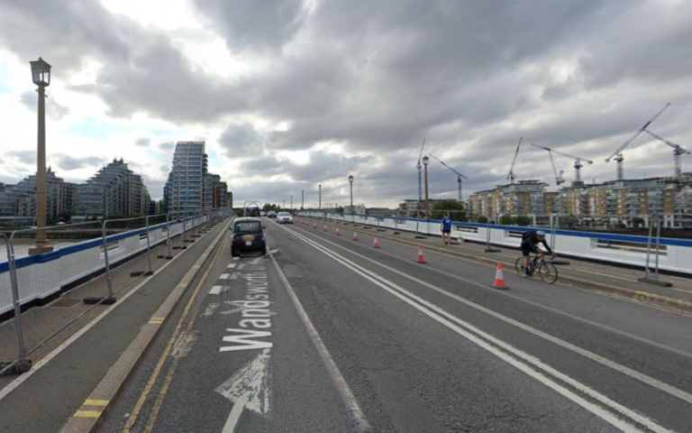 $!Fotografía del puente de Wandsworth, situado en el centro de Londres.