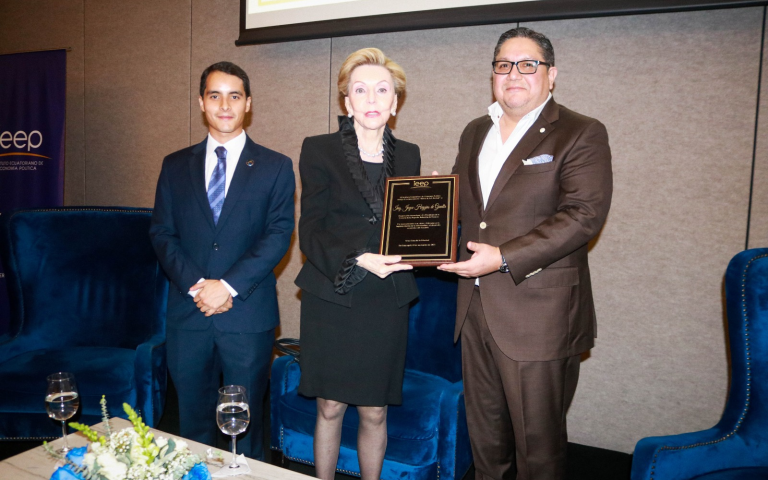 $!Fotografía de la empresario recibiendo el reconocimiento Héroe de la Libertad, en noviembre del 2023.